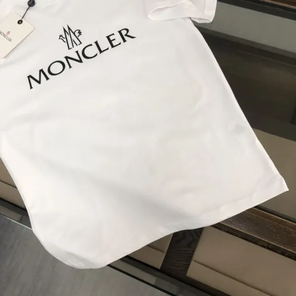 【2026】MONCLER モンクレール 半袖シャツ Tシャツ 長く着て変形しにくい シンプルの風格 ファッション かっこいい 白 黒 男女兼用 【2026】MONCLER モンクレール 半袖シャツ Tシャツ 長く着て変形しにくい シンプルの風格 ファッション かっこいい 白 黒 男女兼用