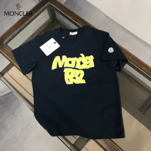 【2026】MONCLER モンクレール 半袖シャツ Tシャツ シンプルの風格 ファッション かっこいい 白 黒 深いブルー 男女兼用 【2026】MONCLER モンクレール 半袖シャツ Tシャツ シンプルの風格 ファッション かっこいい 白 黒 深いブルー 男女兼用