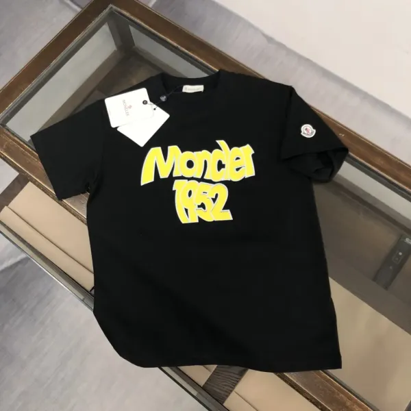 【2026】MONCLER モンクレール 半袖シャツ Tシャツ シンプルの風格 ファッション かっこいい 白 黒 深いブルー 男女兼用 【2026】MONCLER モンクレール 半袖シャツ Tシャツ シンプルの風格 ファッション かっこいい 白 黒 深いブルー 男女兼用