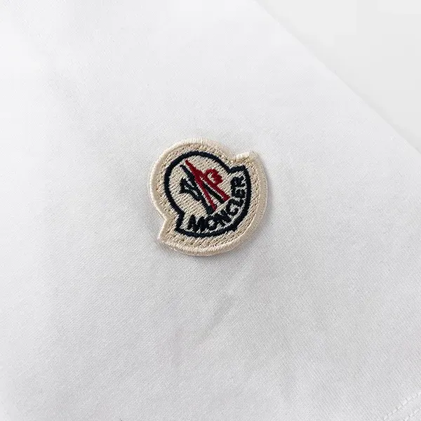 【2026】MONCLER モンクレール 半袖シャツ Tシャツ シンプルの風格 かっこいい 白 黒 男女兼用 【2026】MONCLER モンクレール 半袖シャツ Tシャツ シンプルの風格 かっこいい 白 黒 男女兼用