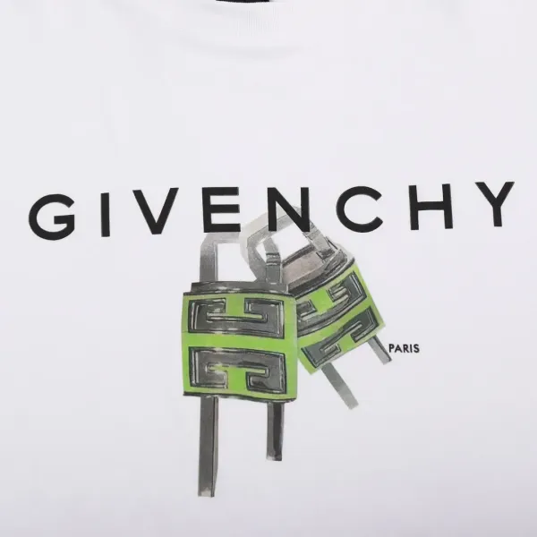 【2026】【GIVENCHY 公式旗艦店】ジバンシー  Tシャツ ご好評に付き再入荷！