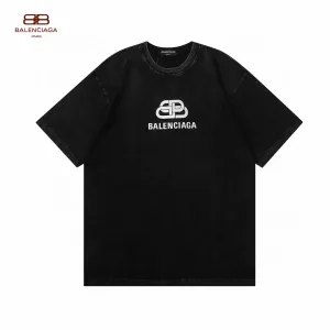 【2026】BALENCIAGA バレンシアガの新型のバックルのプリントロゴのプリントの半袖 Tシャツ 【2026】BALENCIAGA バレンシアガの新型のバックルのプリントロゴのプリントの半袖 Tシャツ