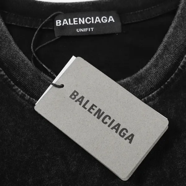 【2026】BALENCIAGA バレンシアガの新型のバックルのプリントロゴのプリントの半袖 Tシャツ 【2026】BALENCIAGA バレンシアガの新型のバックルのプリントロゴのプリントの半袖 Tシャツ