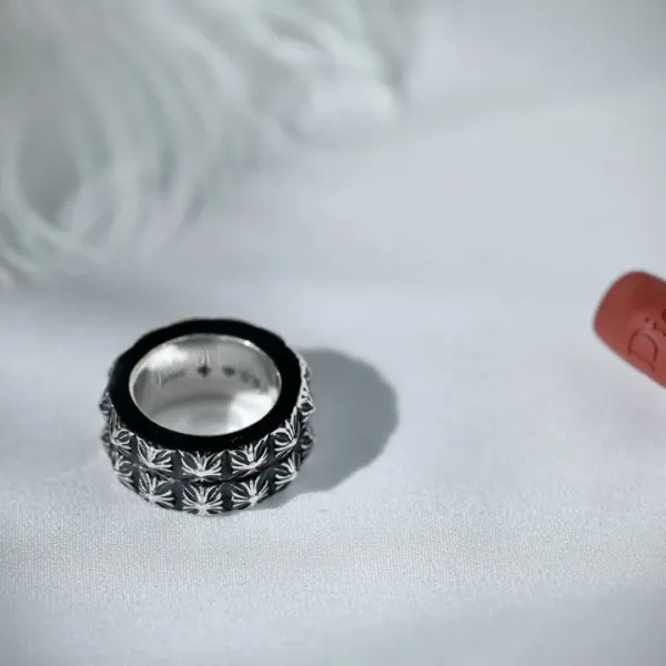 【2026】【Chrome Hearts】 男性と女性のためのクロエハートファッションパーソナリティリング 【2026】【Chrome Hearts】 男性と女性のためのクロエハートファッションパーソナリティリング