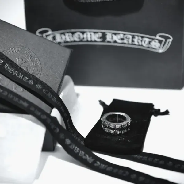 【2026】【Chrome Hearts】 男性と女性のためのクロエハートファッションパーソナリティリング 【2026】【Chrome Hearts】 男性と女性のためのクロエハートファッションパーソナリティリング