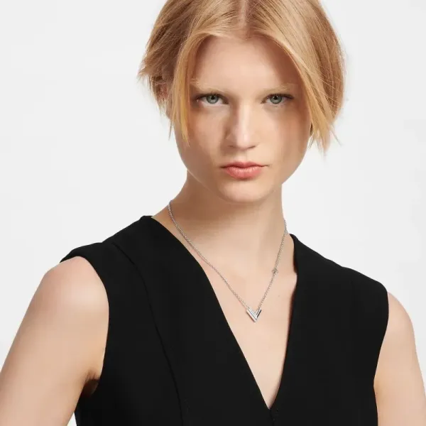 【2026】【Louis Vuitton】ネックレス・エセンシャル V ロゴ 【2026】【Louis Vuitton】ネックレス・エセンシャル V ロゴ