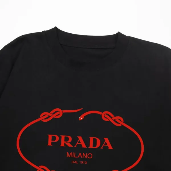 【PRADA 公式旗艦店】プラダ Tシャツご好評に付き再入荷! 250213 【PRADA 公式旗艦店】プラダ Tシャツご好評に付き再入荷! 250213