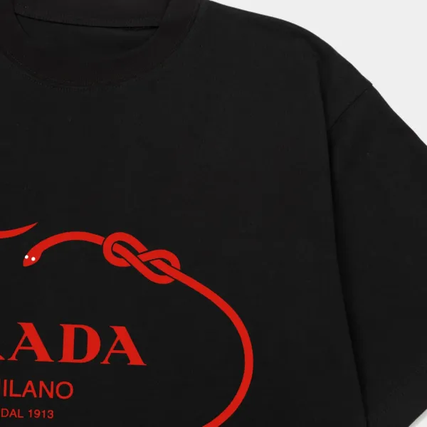 【PRADA 公式旗艦店】プラダ Tシャツご好評に付き再入荷! 250213 【PRADA 公式旗艦店】プラダ Tシャツご好評に付き再入荷! 250213