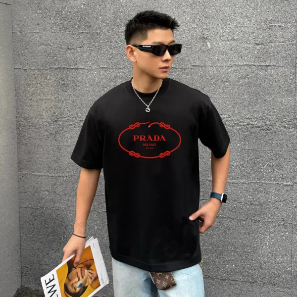 【PRADA 公式旗艦店】プラダ Tシャツご好評に付き再入荷! 250213 【PRADA 公式旗艦店】プラダ Tシャツご好評に付き再入荷! 250213