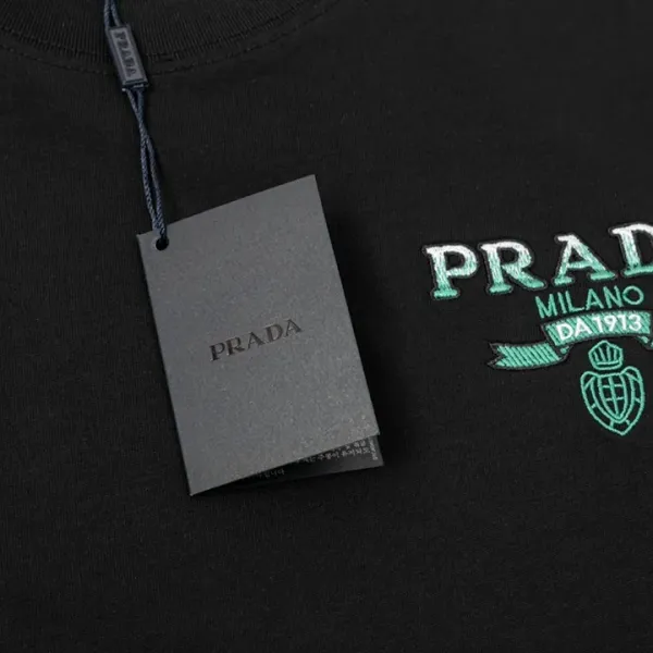 【PRADA 公式旗艦店】プラダ Tシャツご好評に付き再入荷! 250213 【PRADA 公式旗艦店】プラダ Tシャツご好評に付き再入荷! 250213