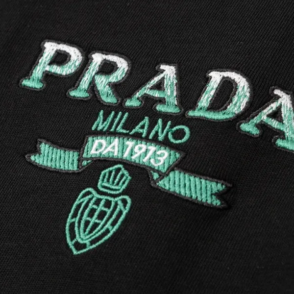 【PRADA 公式旗艦店】プラダ Tシャツご好評に付き再入荷! 250213 【PRADA 公式旗艦店】プラダ Tシャツご好評に付き再入荷! 250213
