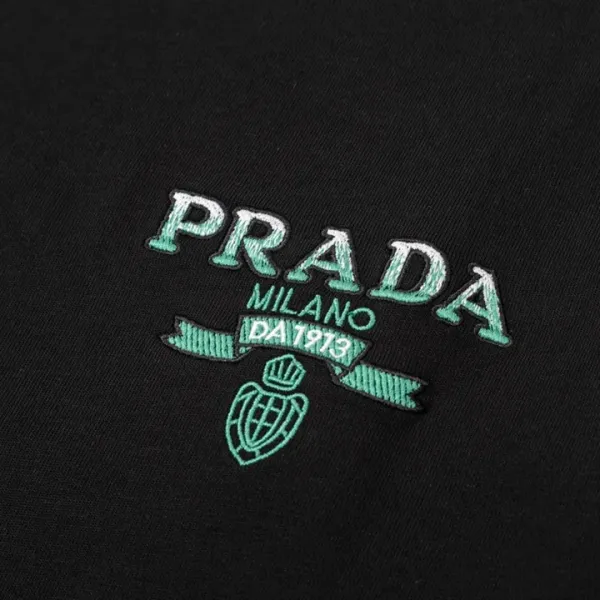 【PRADA 公式旗艦店】プラダ Tシャツご好評に付き再入荷! 250213 【PRADA 公式旗艦店】プラダ Tシャツご好評に付き再入荷! 250213