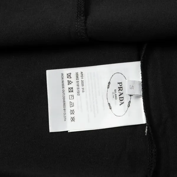 【PRADA 公式旗艦店】プラダ Tシャツご好評に付き再入荷! 250213 【PRADA 公式旗艦店】プラダ Tシャツご好評に付き再入荷! 250213