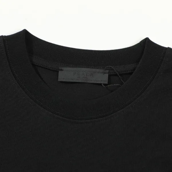 【PRADA 公式旗艦店】プラダ Tシャツ ご好評に付き再入荷!250213 【PRADA 公式旗艦店】プラダ Tシャツ ご好評に付き再入荷!250213