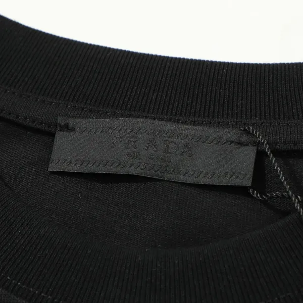 【PRADA 公式旗艦店】プラダ Tシャツ ご好評に付き再入荷!250213 【PRADA 公式旗艦店】プラダ Tシャツ ご好評に付き再入荷!250213