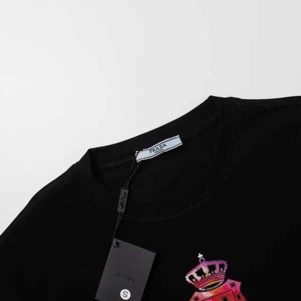 【PRADA 公式旗艦店】プラダ Tシャツご好評に付き再入荷! 【PRADA 公式旗艦店】プラダ Tシャツご好評に付き再入荷!