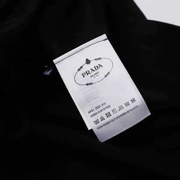 【PRADA 公式旗艦店】プラダ Tシャツご好評に付き再入荷! 【PRADA 公式旗艦店】プラダ Tシャツご好評に付き再入荷!