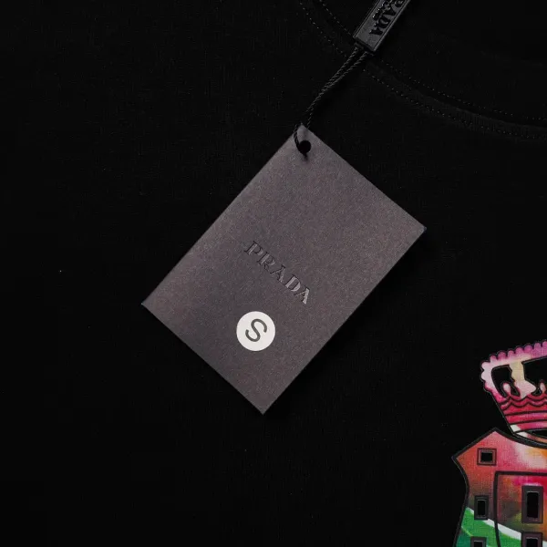 【PRADA 公式旗艦店】プラダ Tシャツご好評に付き再入荷! 【PRADA 公式旗艦店】プラダ Tシャツご好評に付き再入荷!
