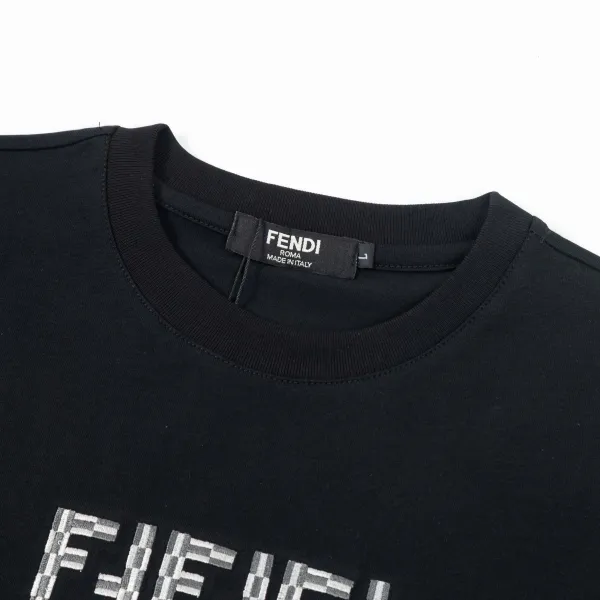 【FENDI公式旗艦店】フェンディ  Tシャツ ご好評に付き再入荷！ 250214