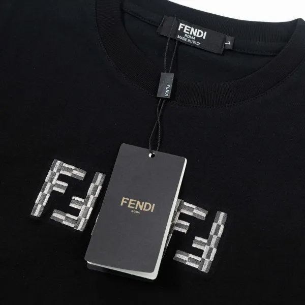 【FENDI公式旗艦店】フェンディ  Tシャツ ご好評に付き再入荷！ 250214