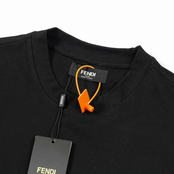 【FENDI公式旗艦店】フェンディ Tシャツ ご好評に付き再入荷! 250214 【FENDI公式旗艦店】フェンディ Tシャツ ご好評に付き再入荷! 250214