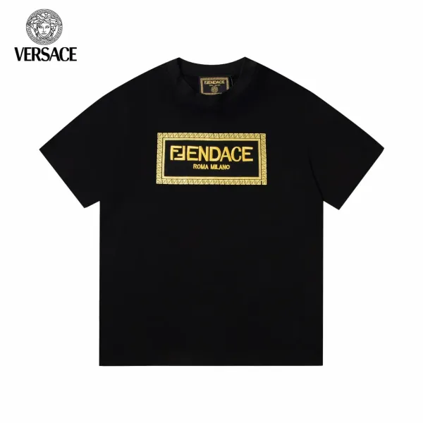 【VERSACE 公式旗艦店】ヴェルサーチ Tシャツ ご好評に付き再入荷!250218 【VERSACE 公式旗艦店】ヴェルサーチ Tシャツ ご好評に付き再入荷!250218