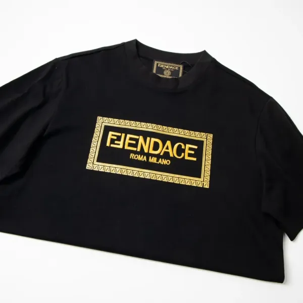 【VERSACE 公式旗艦店】ヴェルサーチ Tシャツ ご好評に付き再入荷!250218 【VERSACE 公式旗艦店】ヴェルサーチ Tシャツ ご好評に付き再入荷!250218