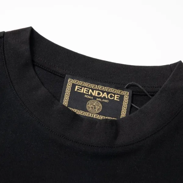 【VERSACE 公式旗艦店】ヴェルサーチ Tシャツ ご好評に付き再入荷!250218 【VERSACE 公式旗艦店】ヴェルサーチ Tシャツ ご好評に付き再入荷!250218