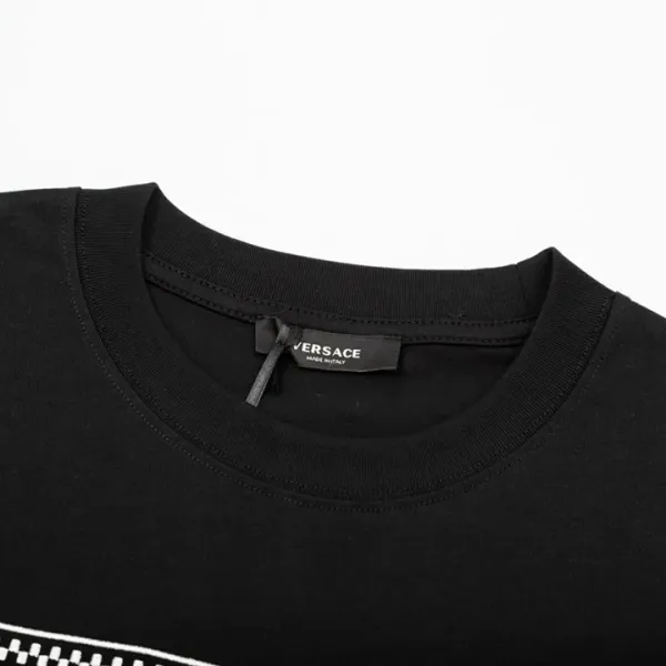 【VERSACE  公式旗艦店】ヴェルサーチ  Tシャツ ご好評に付き再入荷！250218