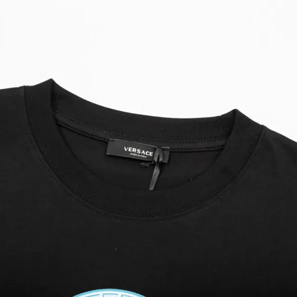 【VERSACE 公式旗艦店】ヴェルサーチ Tシャツ ご好評に付き再入荷!250218 【VERSACE 公式旗艦店】ヴェルサーチ Tシャツ ご好評に付き再入荷!250218