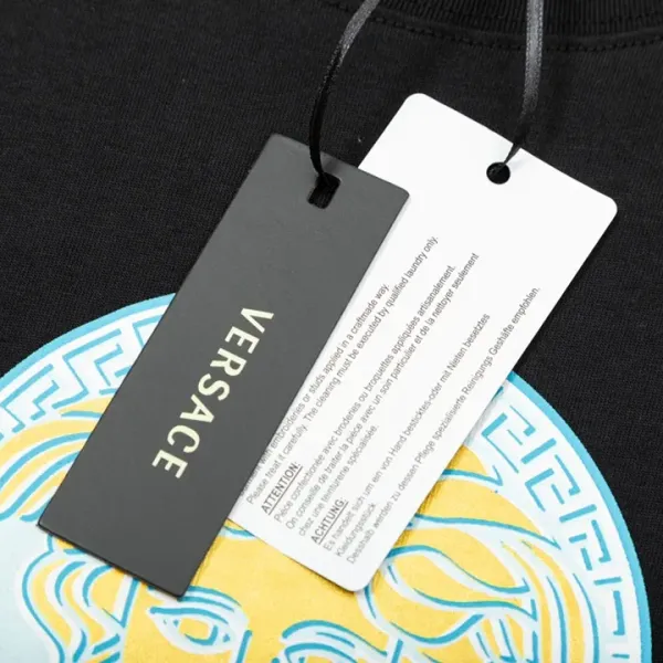 【VERSACE 公式旗艦店】ヴェルサーチ Tシャツ ご好評に付き再入荷!250218 【VERSACE 公式旗艦店】ヴェルサーチ Tシャツ ご好評に付き再入荷!250218