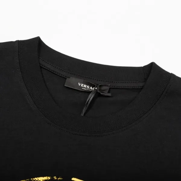 【VERSACE  公式旗艦店】ヴェルサーチ  Tシャツ ご好評に付き再入荷！250218