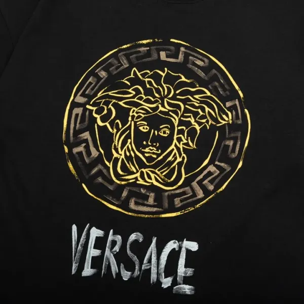 【VERSACE  公式旗艦店】ヴェルサーチ  Tシャツ ご好評に付き再入荷！250218