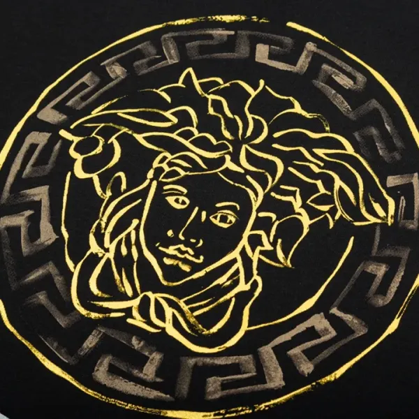 【VERSACE  公式旗艦店】ヴェルサーチ  Tシャツ ご好評に付き再入荷！250218