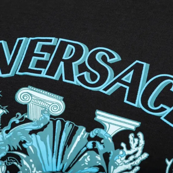 【VERSACE 公式旗艦店】ヴェルサーチ Tシャツ ご好評に付き再入荷!250218 【VERSACE 公式旗艦店】ヴェルサーチ Tシャツ ご好評に付き再入荷!250218