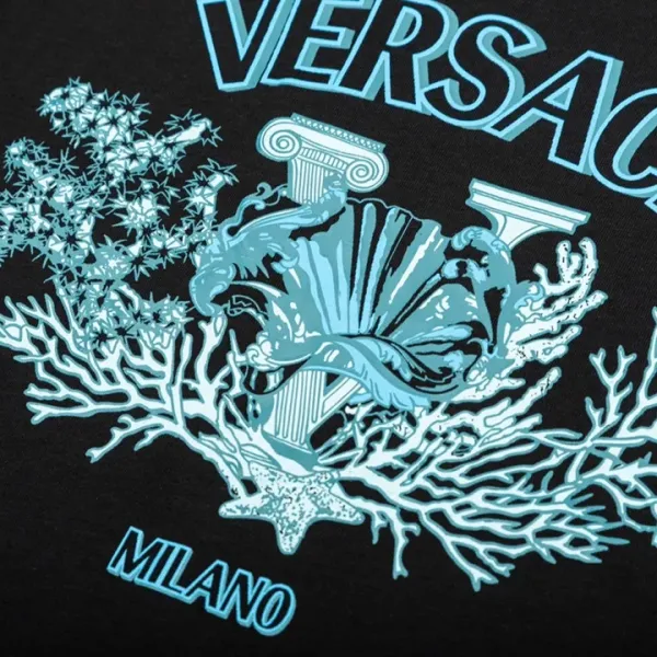 【VERSACE 公式旗艦店】ヴェルサーチ Tシャツ ご好評に付き再入荷!250218 【VERSACE 公式旗艦店】ヴェルサーチ Tシャツ ご好評に付き再入荷!250218
