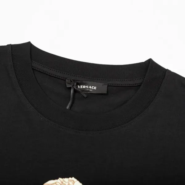 【VERSACE 公式旗艦店】ヴェルサーチ Tシャツ ご好評に付き再入荷!250218 【VERSACE 公式旗艦店】ヴェルサーチ Tシャツ ご好評に付き再入荷!250218