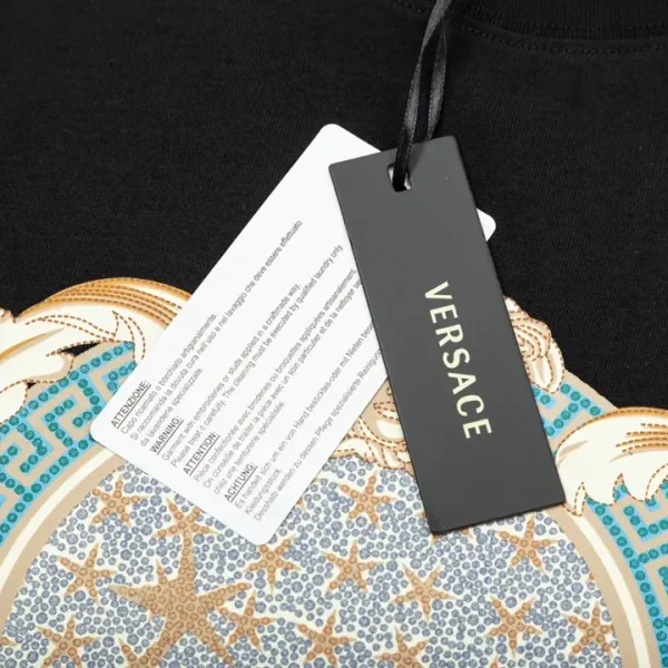 【VERSACE 公式旗艦店】ヴェルサーチ Tシャツ ご好評に付き再入荷!250218 【VERSACE 公式旗艦店】ヴェルサーチ Tシャツ ご好評に付き再入荷!250218