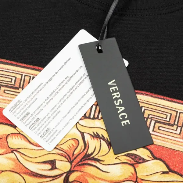 【VERSACE 公式旗艦店】ヴェルサーチ Tシャツ ご好評に付き再入荷!250218 【VERSACE 公式旗艦店】ヴェルサーチ Tシャツ ご好評に付き再入荷!250218