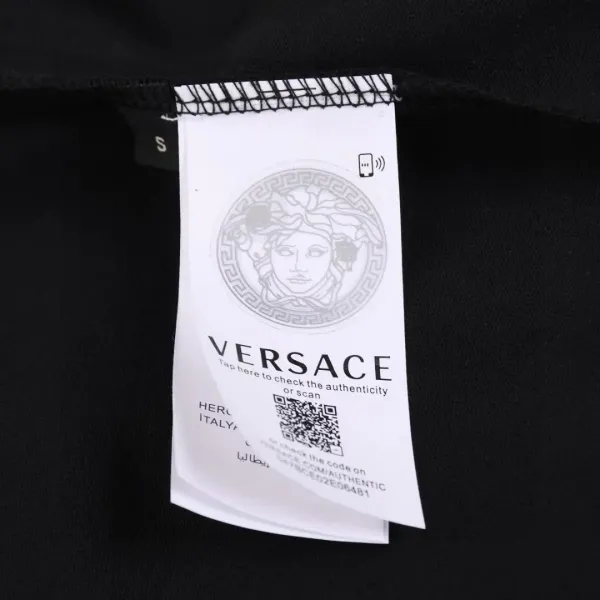 【VERSACE 公式旗艦店】ヴェルサーチ Tシャツご好評に付き再入荷 250218 【VERSACE 公式旗艦店】ヴェルサーチ Tシャツご好評に付き再入荷 250218