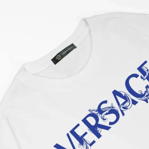 【VERSACE 公式旗艦店】ヴェルサーチ Tシャツご好評に付き再入荷 24628 【VERSACE 公式旗艦店】ヴェルサーチ Tシャツご好評に付き再入荷 24628