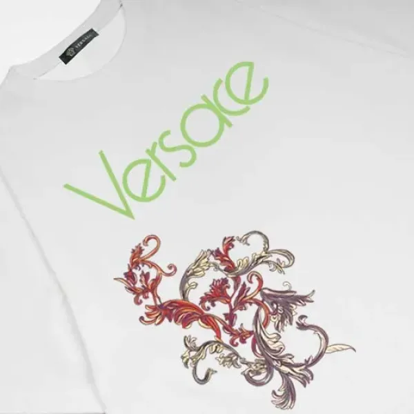 【VERSACE 公式旗艦店】ヴェルサーチ Tシャツご好評に付き再入荷 24628 【VERSACE 公式旗艦店】ヴェルサーチ Tシャツご好評に付き再入荷 24628