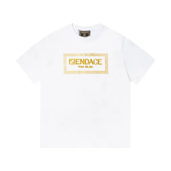 【VERSACE  公式旗艦店】ヴェルサーチ  Tシャツ ご好評に付き再入荷！
