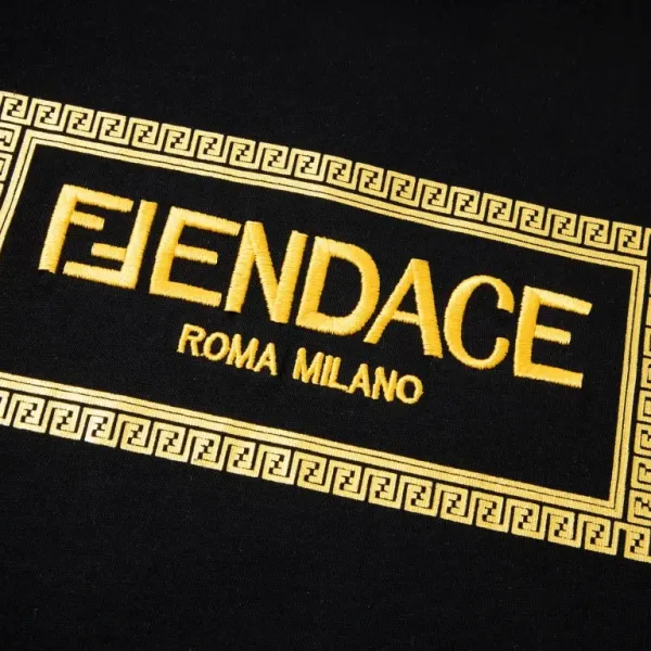 【VERSACE  公式旗艦店】ヴェルサーチ  Tシャツ ご好評に付き再入荷！