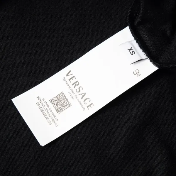 【VERSACE  公式旗艦店】ヴェルサーチ  Tシャツ ご好評に付き再入荷！