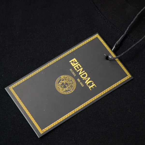 【VERSACE  公式旗艦店】ヴェルサーチ  Tシャツ ご好評に付き再入荷！