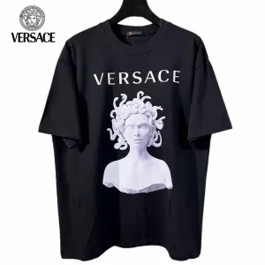 【VERSACE 公式旗艦店】ヴェルサーチ Tシャツ ご好評に付き再入荷! 【VERSACE 公式旗艦店】ヴェルサーチ Tシャツ ご好評に付き再入荷!