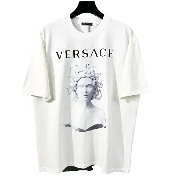 【VERSACE 公式旗艦店】ヴェルサーチ Tシャツ ご好評に付き再入荷! 【VERSACE 公式旗艦店】ヴェルサーチ Tシャツ ご好評に付き再入荷!