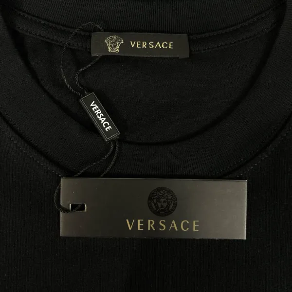 【VERSACE 公式旗艦店】ヴェルサーチ Tシャツ ご好評に付き再入荷! 【VERSACE 公式旗艦店】ヴェルサーチ Tシャツ ご好評に付き再入荷!