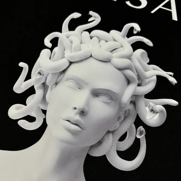 【VERSACE 公式旗艦店】ヴェルサーチ Tシャツ ご好評に付き再入荷! 【VERSACE 公式旗艦店】ヴェルサーチ Tシャツ ご好評に付き再入荷!